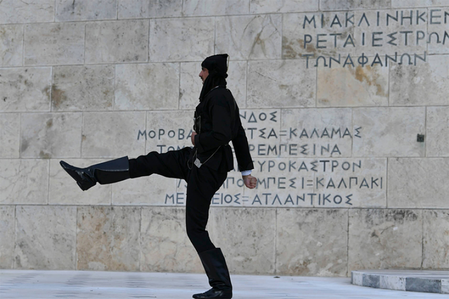 Πόντιοι Εύζωνες άλλαξαν τους Τσολιάδες εις μνήμην της Γενοκτονίας των Ποντίων