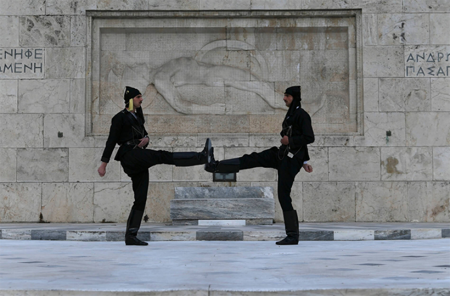 Πόντιοι Εύζωνες άλλαξαν τους Τσολιάδες εις μνήμην της Γενοκτονίας των Ποντίων