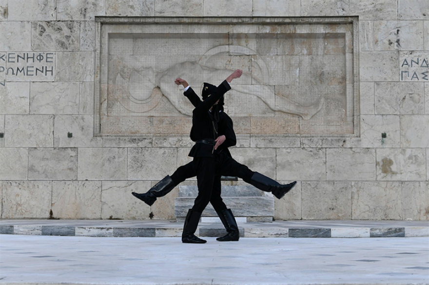Πόντιοι Εύζωνες άλλαξαν τους Τσολιάδες εις μνήμην της Γενοκτονίας των Ποντίων