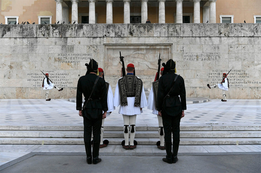 Πόντιοι Εύζωνες άλλαξαν τους Τσολιάδες εις μνήμην της Γενοκτονίας των Ποντίων