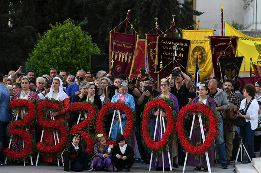 Πόντιοι Εύζωνες άλλαξαν τους Τσολιάδες εις μνήμην της Γενοκτονίας των Ποντίων