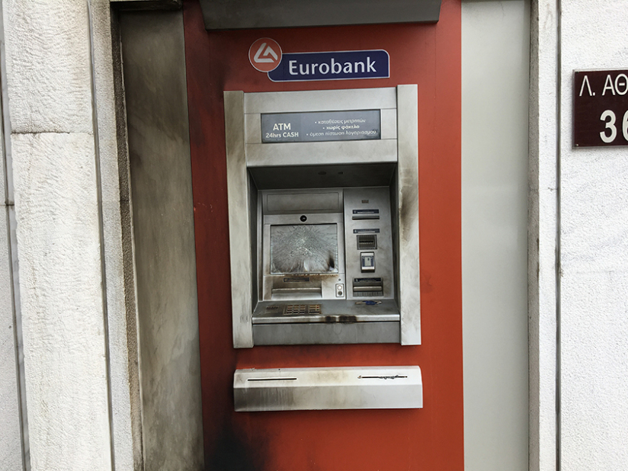 Χαϊδάρι: Επίθεση αγνώστων σε τράπεζα με βαριοπούλες και γκαζάκια τα ξημερώματα