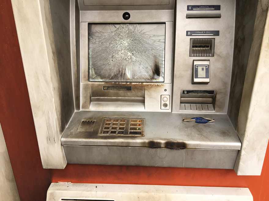 Χαϊδάρι: Επίθεση αγνώστων σε τράπεζα με βαριοπούλες και γκαζάκια τα ξημερώματα