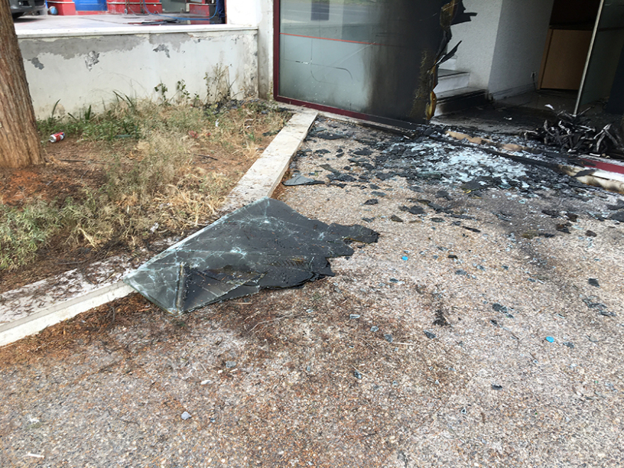 Χαϊδάρι: Επίθεση αγνώστων σε τράπεζα με βαριοπούλες και γκαζάκια τα ξημερώματα