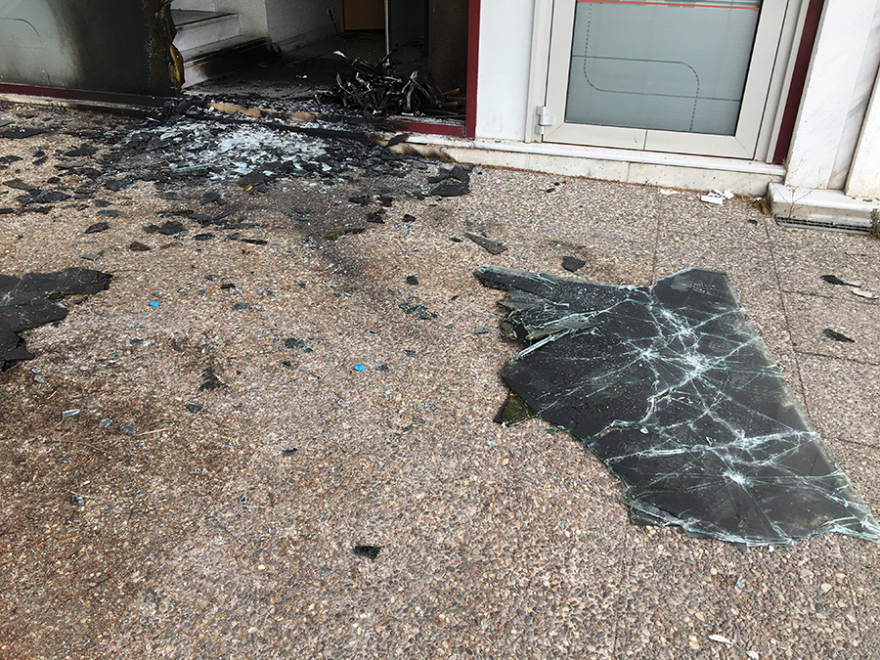 Χαϊδάρι: Επίθεση αγνώστων σε τράπεζα με βαριοπούλες και γκαζάκια τα ξημερώματα