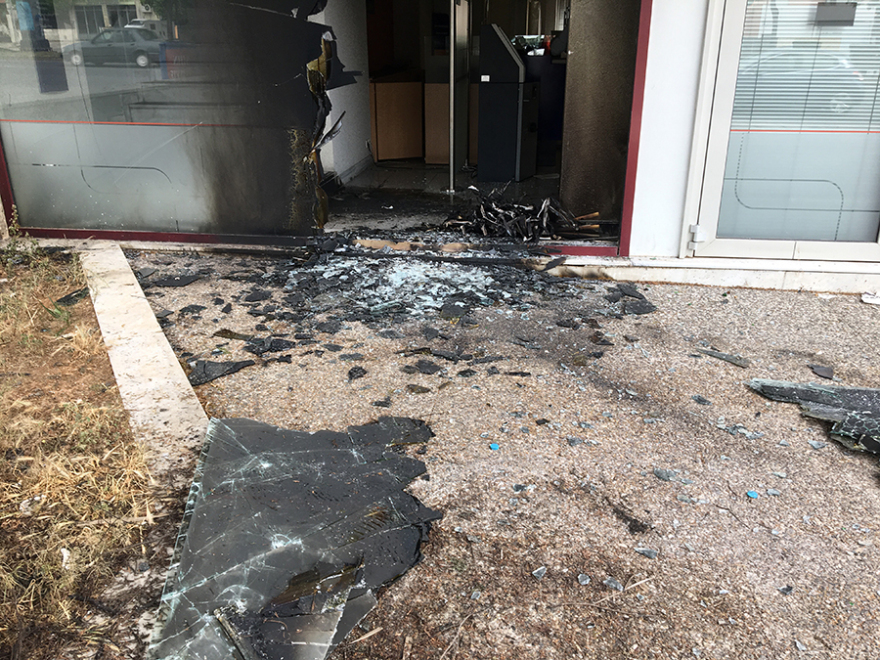 Χαϊδάρι: Επίθεση αγνώστων σε τράπεζα με βαριοπούλες και γκαζάκια τα ξημερώματα