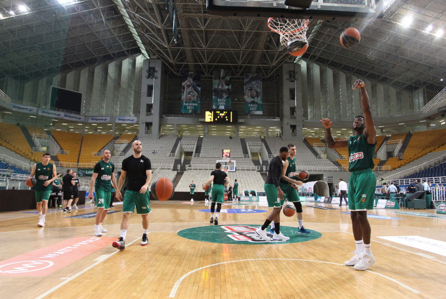 Φωτογραφίες: Ο Παναθηναϊκός πήγε στο γήπεδο και περίμενε τον Ολυμπιακό, που δεν κατέβηκε ποτέ...