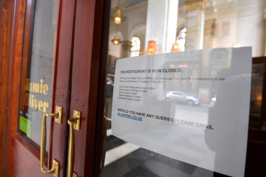 Τζέιμι Όλιβερ: Καταρρέει η αυτοκρατορία του «Γυμνού σεφ»