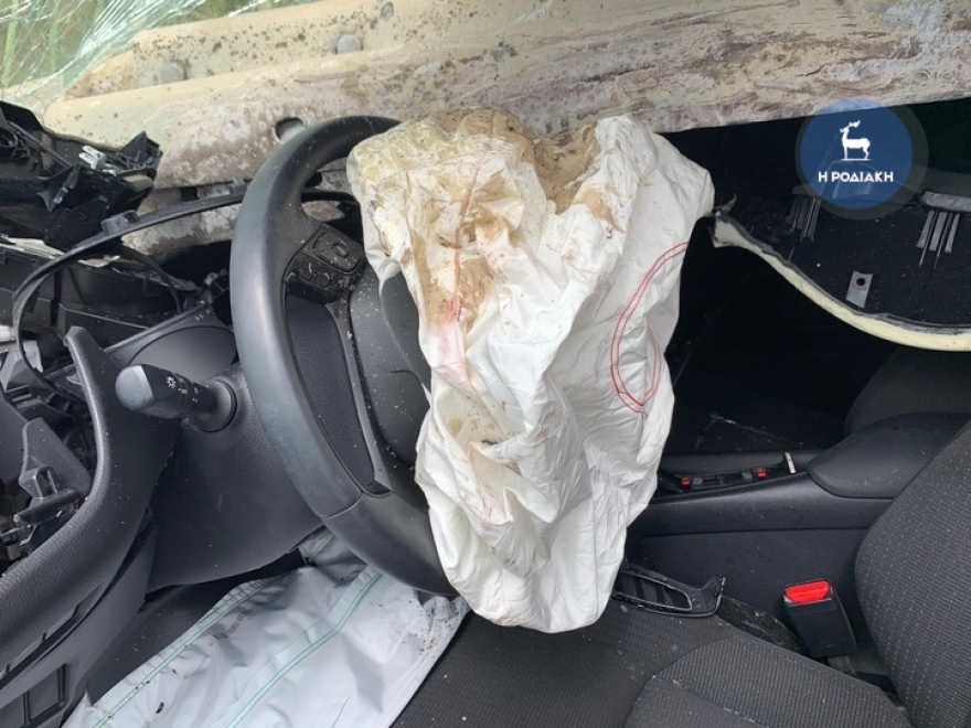 Συγκλονιστικό τροχαίο στη Ρόδο: Προστατευτικό κιγκλίδωμα διαπέρασε αυτοκίνητο