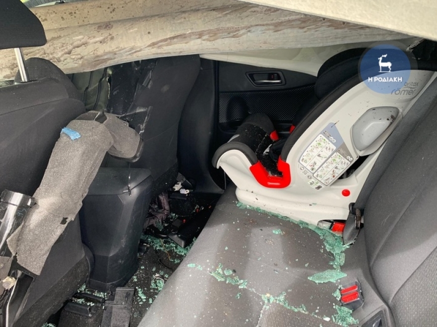 Συγκλονιστικό τροχαίο στη Ρόδο: Προστατευτικό κιγκλίδωμα διαπέρασε αυτοκίνητο