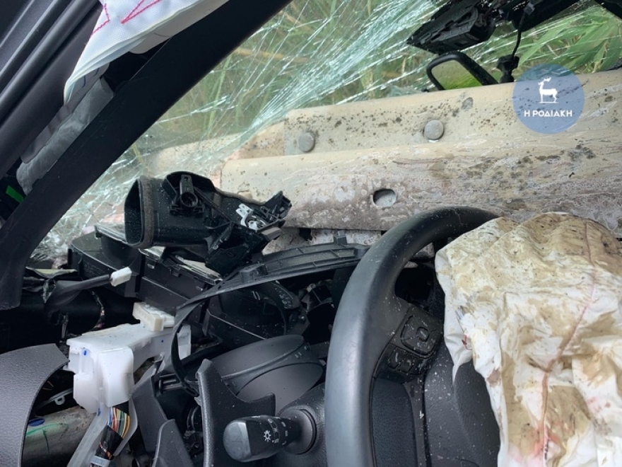 Συγκλονιστικό τροχαίο στη Ρόδο: Προστατευτικό κιγκλίδωμα διαπέρασε αυτοκίνητο