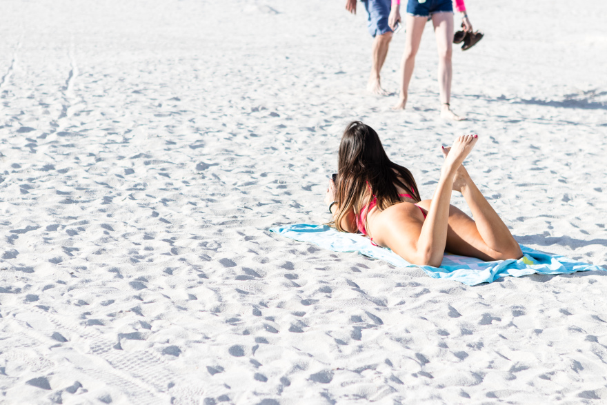 Η Κλαούντια Ρομάνι... ξαναχτύπησε με κατακόκκινο μπικίνι 