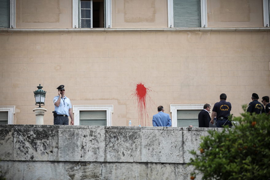 Επίθεση Ρουβίκωνα στη Βουλή: Πολιτική θύελλα και μέτρα κατόπιν... εισβολής