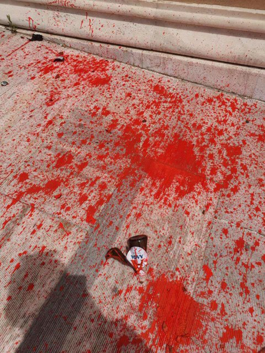 Ρουβίκωνας: Επίθεση στη Βουλή με μπογιές και καπνογόνα 