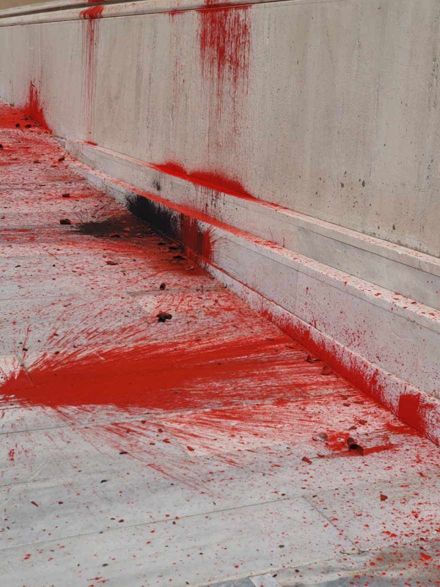 Ρουβίκωνας: Επίθεση στη Βουλή με μπογιές και καπνογόνα 