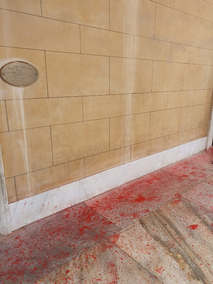 Ρουβίκωνας: Επίθεση στη Βουλή με μπογιές και καπνογόνα 