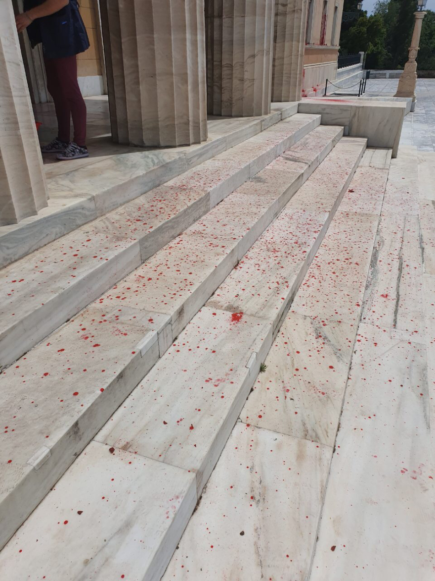 Ρουβίκωνας: Επίθεση στη Βουλή με μπογιές και καπνογόνα 