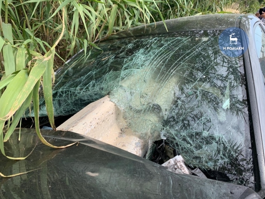 Συγκλονιστικό τροχαίο στη Ρόδο: Προστατευτικό κιγκλίδωμα διαπέρασε αυτοκίνητο