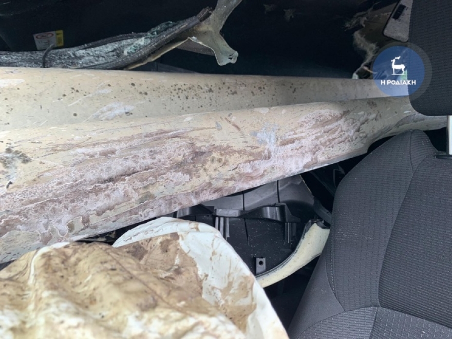 Συγκλονιστικό τροχαίο στη Ρόδο: Προστατευτικό κιγκλίδωμα διαπέρασε αυτοκίνητο