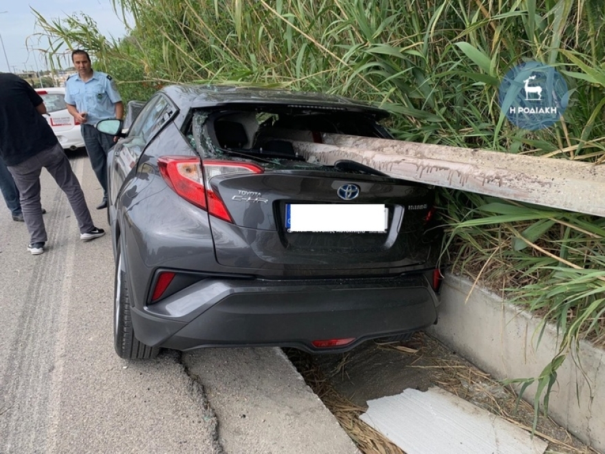 Συγκλονιστικό τροχαίο στη Ρόδο: Προστατευτικό κιγκλίδωμα διαπέρασε αυτοκίνητο