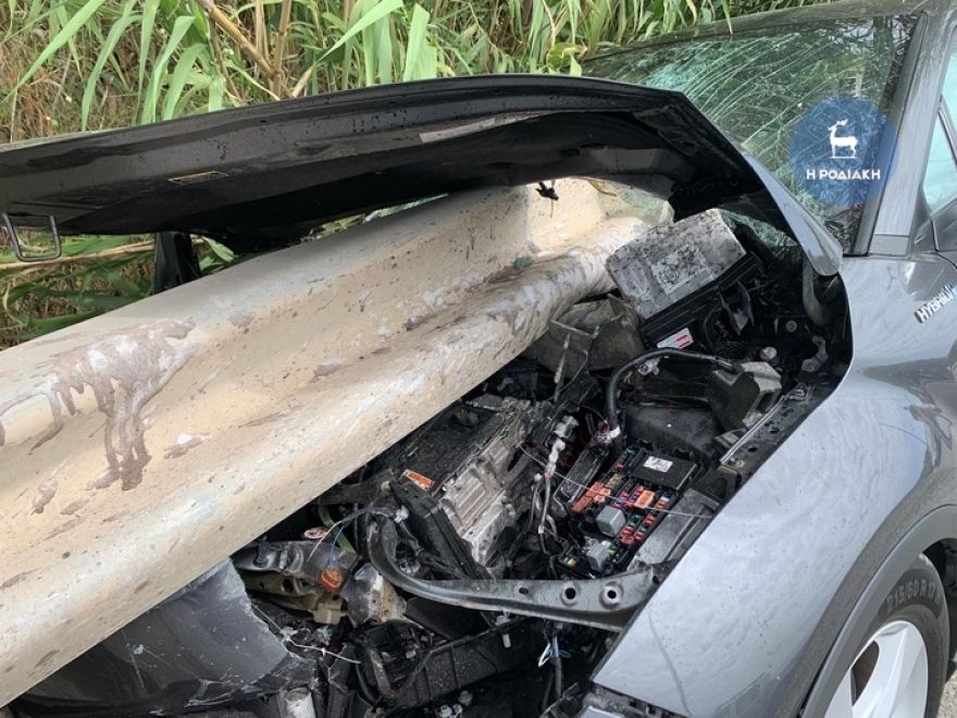 Συγκλονιστικό τροχαίο στη Ρόδο: Προστατευτικό κιγκλίδωμα διαπέρασε αυτοκίνητο