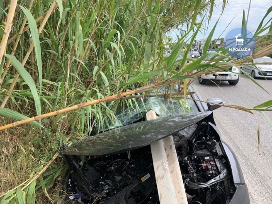 Συγκλονιστικό τροχαίο στη Ρόδο: Προστατευτικό κιγκλίδωμα διαπέρασε αυτοκίνητο