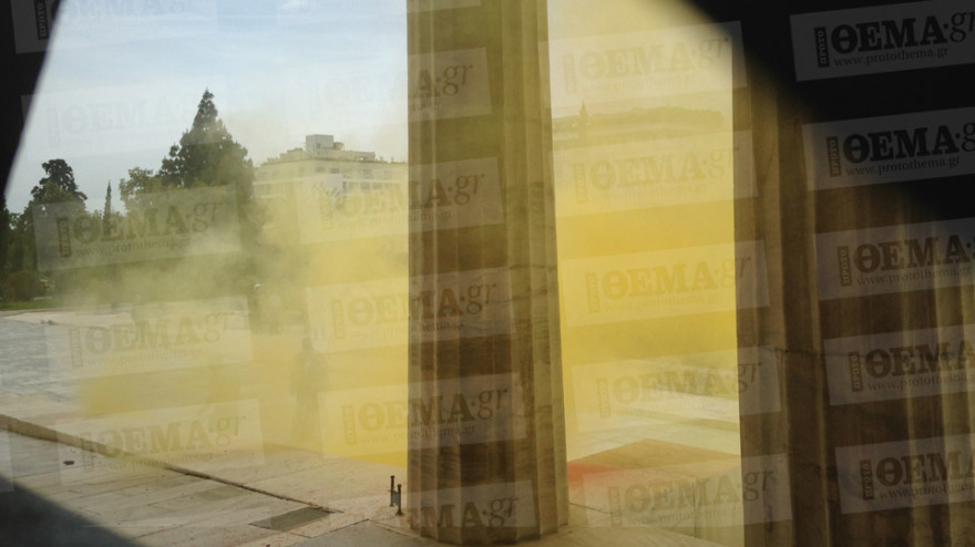 Στο έλεος των αντιεξουσιαστών η Αθήνα: Χυδαία συνθήματα για τον Παύλο Μπακογιάννη μετά την επίθεση Ρουβίκωνα στη Βουλή