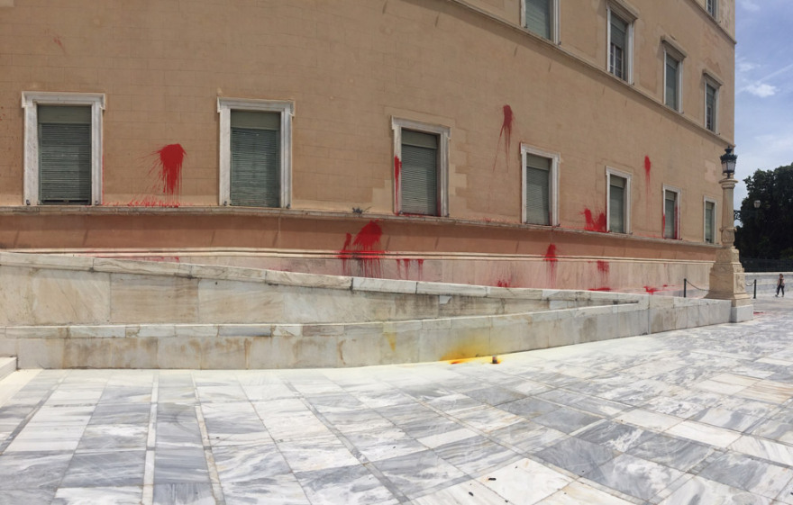 Επίθεση Ρουβίκωνα στη Βουλή: Πολιτική θύελλα και μέτρα κατόπιν... εισβολής