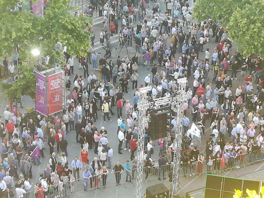 Λάρισα:  Ούτε τη μισή πλατεία δεν γέμισε ο Τσίπρας 