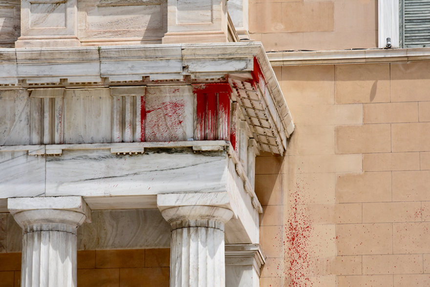 Ρουβίκωνας: Επίθεση στη Βουλή με μπογιές και καπνογόνα 