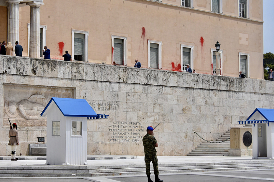 Ρουβίκωνας: Επίθεση στη Βουλή με μπογιές και καπνογόνα 
