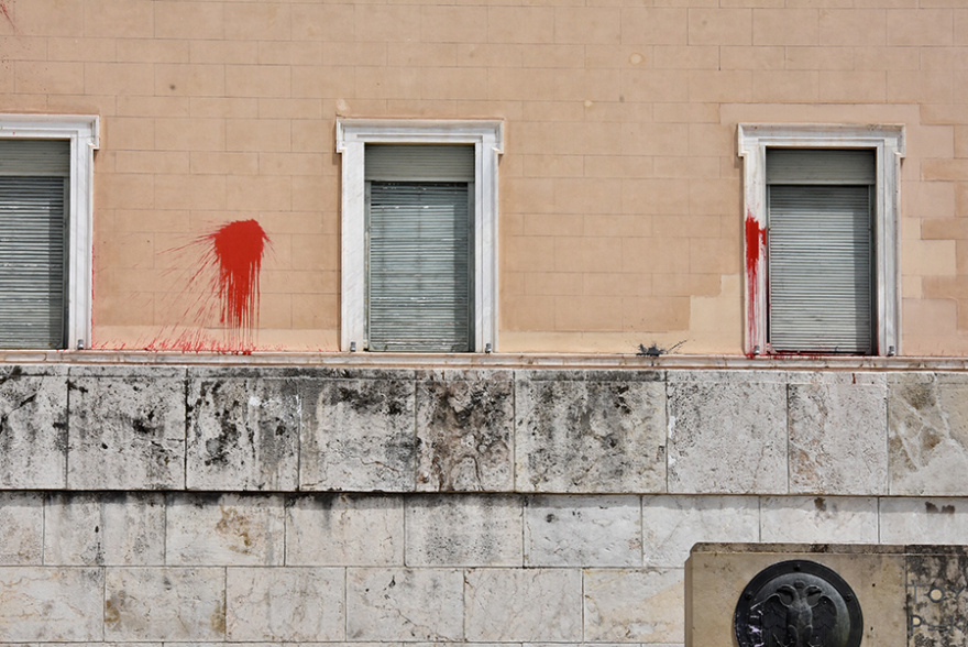 Ρουβίκωνας: Επίθεση στη Βουλή με μπογιές και καπνογόνα 