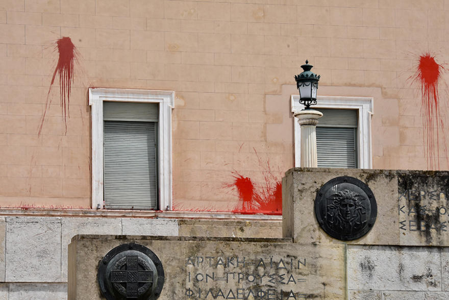 Ρουβίκωνας: Επίθεση στη Βουλή με μπογιές και καπνογόνα 