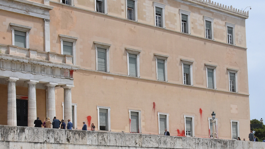 Ρουβίκωνας: Επίθεση στη Βουλή με μπογιές και καπνογόνα 