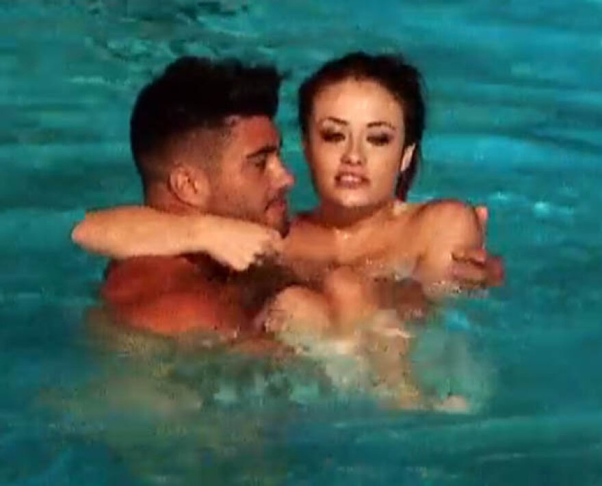 Βρετανίδα που έκανε σεξ σε ριάλιτι καταγγέλλει: Οι παραγωγοί μας φέρονταν σαν να γυρίζαμε πορνό