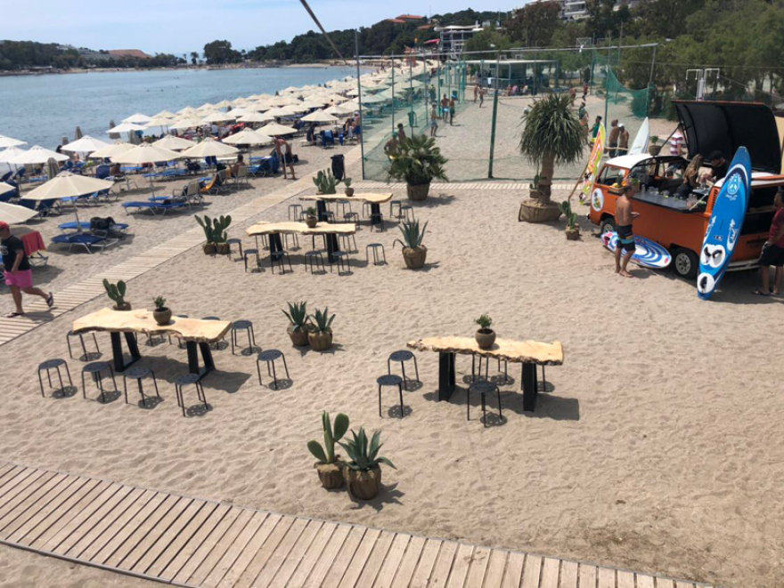 Ο Σειρηνάκης άνοιξε beach bar στη Βουλιαγμένη 