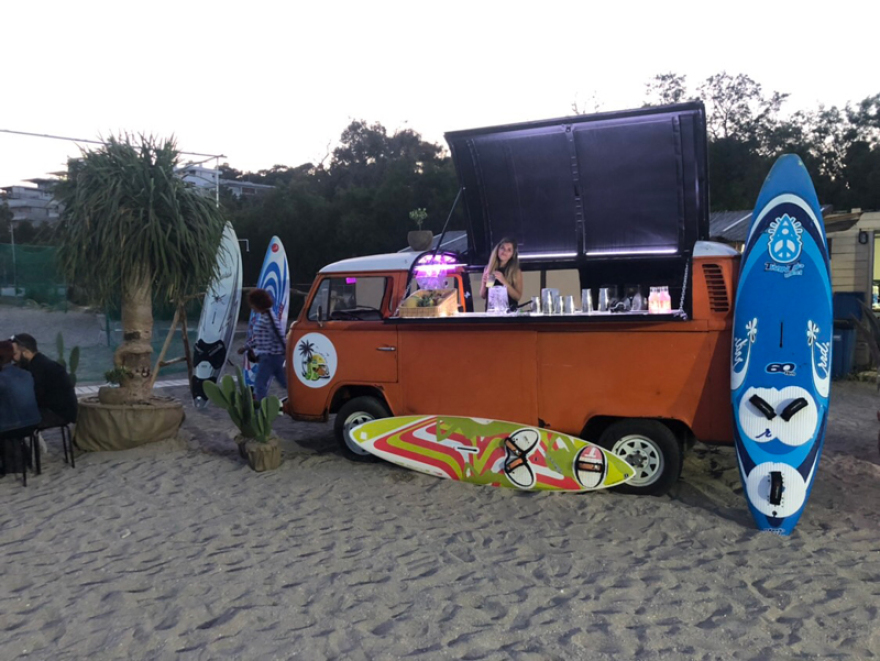 Ο Σειρηνάκης άνοιξε beach bar στη Βουλιαγμένη 