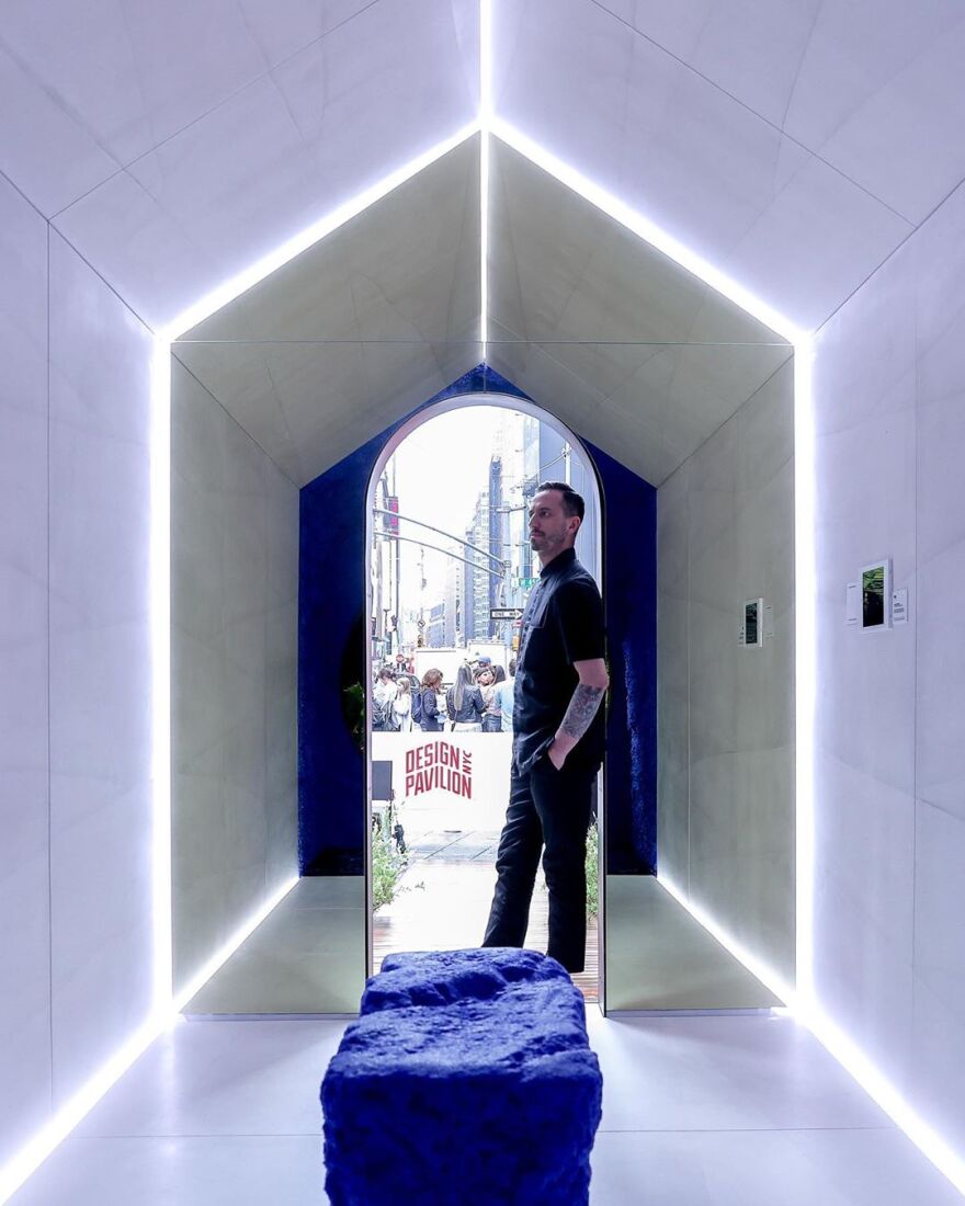 Νέα Υόρκη: Καλλιτέχνης «φύτεψε» μικροσκοπικό σπίτι στην μέση της Times Square