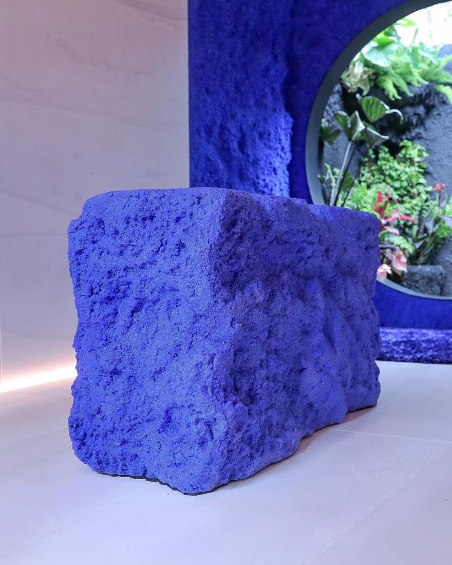 Νέα Υόρκη: Καλλιτέχνης «φύτεψε» μικροσκοπικό σπίτι στην μέση της Times Square