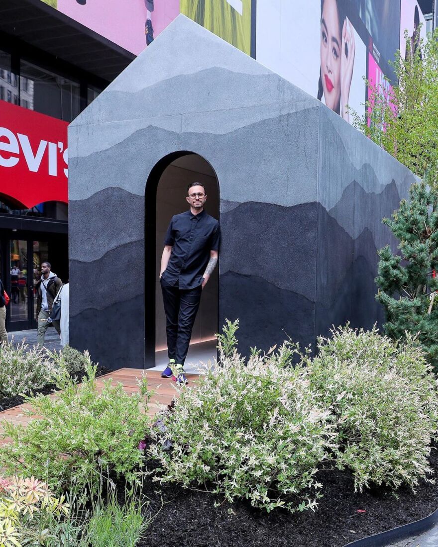 Νέα Υόρκη: Καλλιτέχνης «φύτεψε» μικροσκοπικό σπίτι στην μέση της Times Square