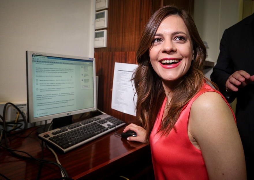 Σόου Αχτσιόγλου - Πετρόπουλου στην παρουσίαση της πλατφόρμας για τους υπερχρεωμένους πολίτες