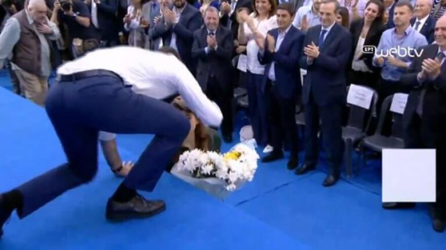 Ομιλία Μητσοτάκη στο Περιστέρι: Πλήθος, ενθουσιασμός και το φιλί στη Δάφνη