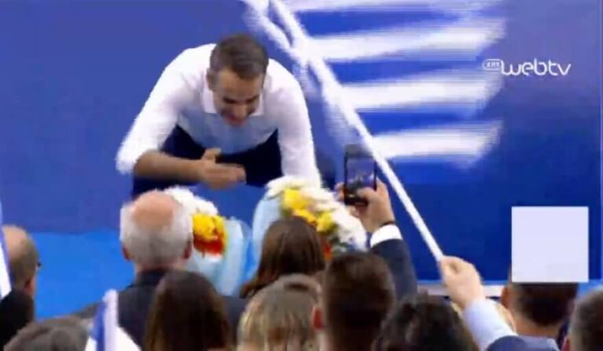 Ομιλία Μητσοτάκη στο Περιστέρι: Πλήθος, ενθουσιασμός και το φιλί στη Δάφνη