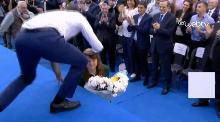 Ομιλία Μητσοτάκη στο Περιστέρι: Πλήθος, ενθουσιασμός και το φιλί στη Δάφνη