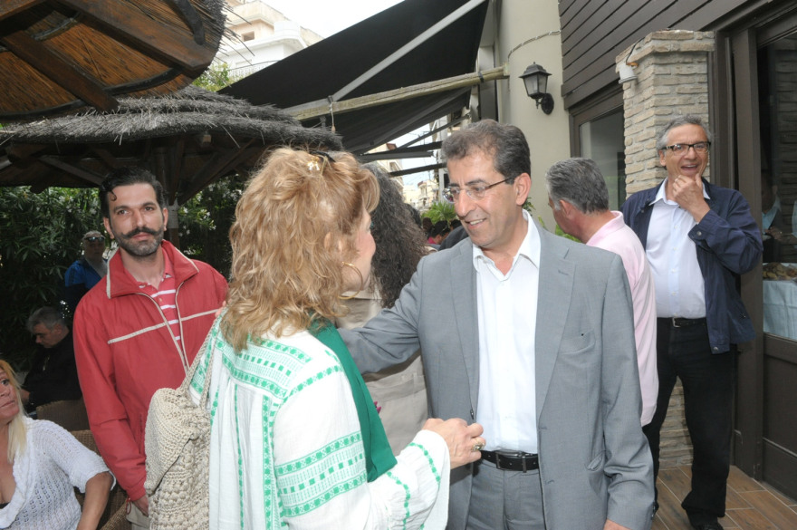 Ο Δημήτρης Καρύδης σε καφετέρια... «γκέτο» Ολυμπιακών στα Καμίνια