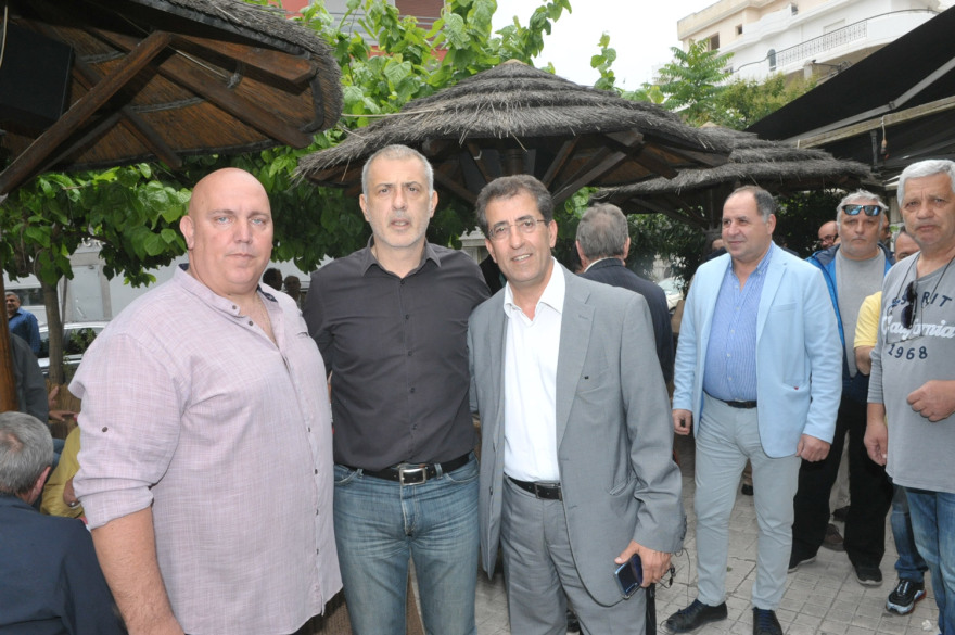 Ο Δημήτρης Καρύδης σε καφετέρια... «γκέτο» Ολυμπιακών στα Καμίνια