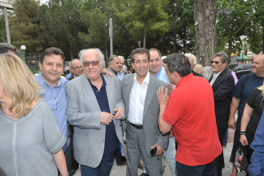 Ο Δημήτρης Καρύδης σε καφετέρια... «γκέτο» Ολυμπιακών στα Καμίνια