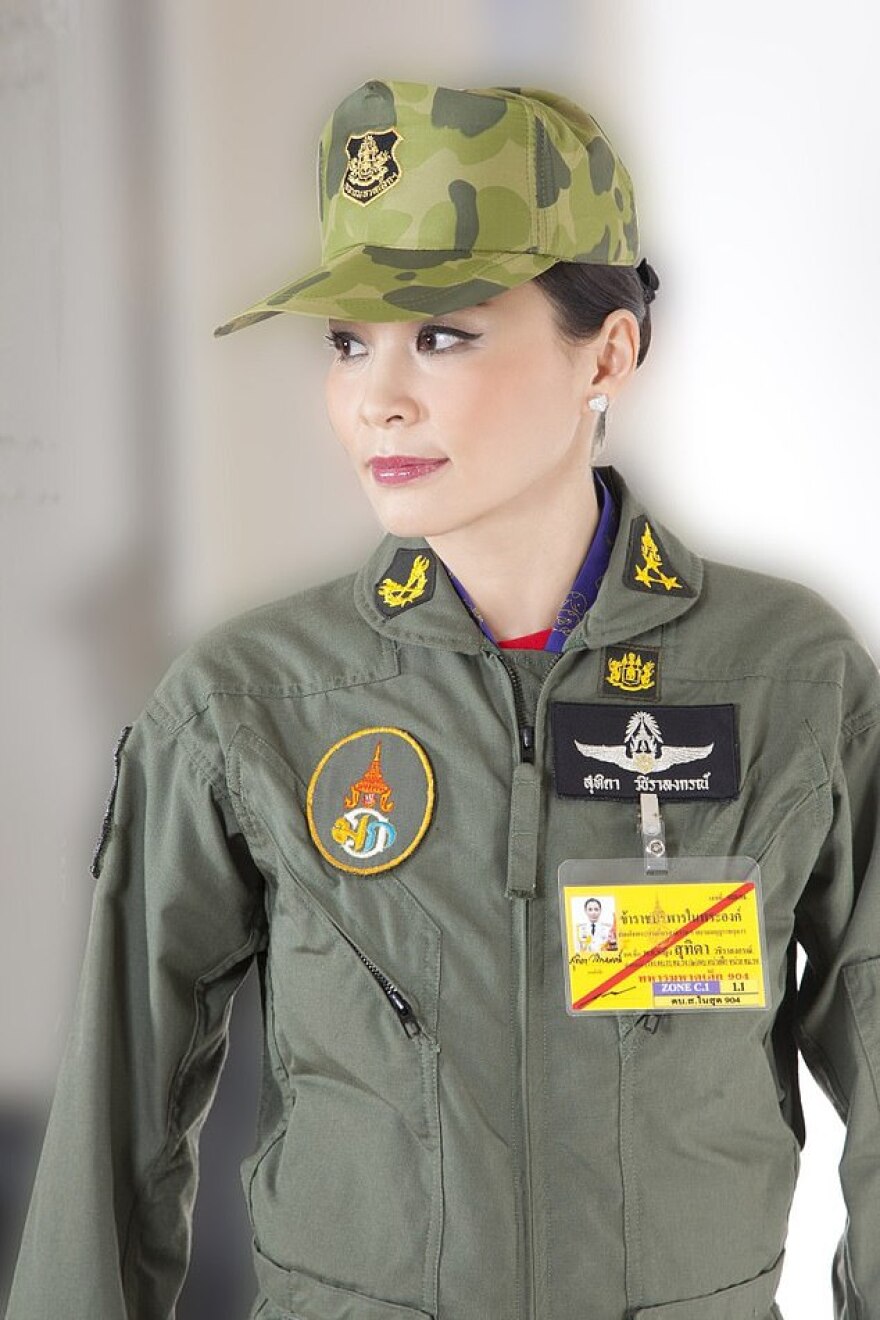 Ταϊλάνδη: H νέα σύζυγος του «βασιλιά με το μπουστάκι» ποζάρει με 20 στολές και... σουρεάλ photoshop!