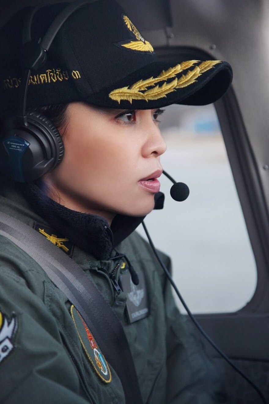 Ταϊλάνδη: H νέα σύζυγος του «βασιλιά με το μπουστάκι» ποζάρει με 20 στολές και... σουρεάλ photoshop!