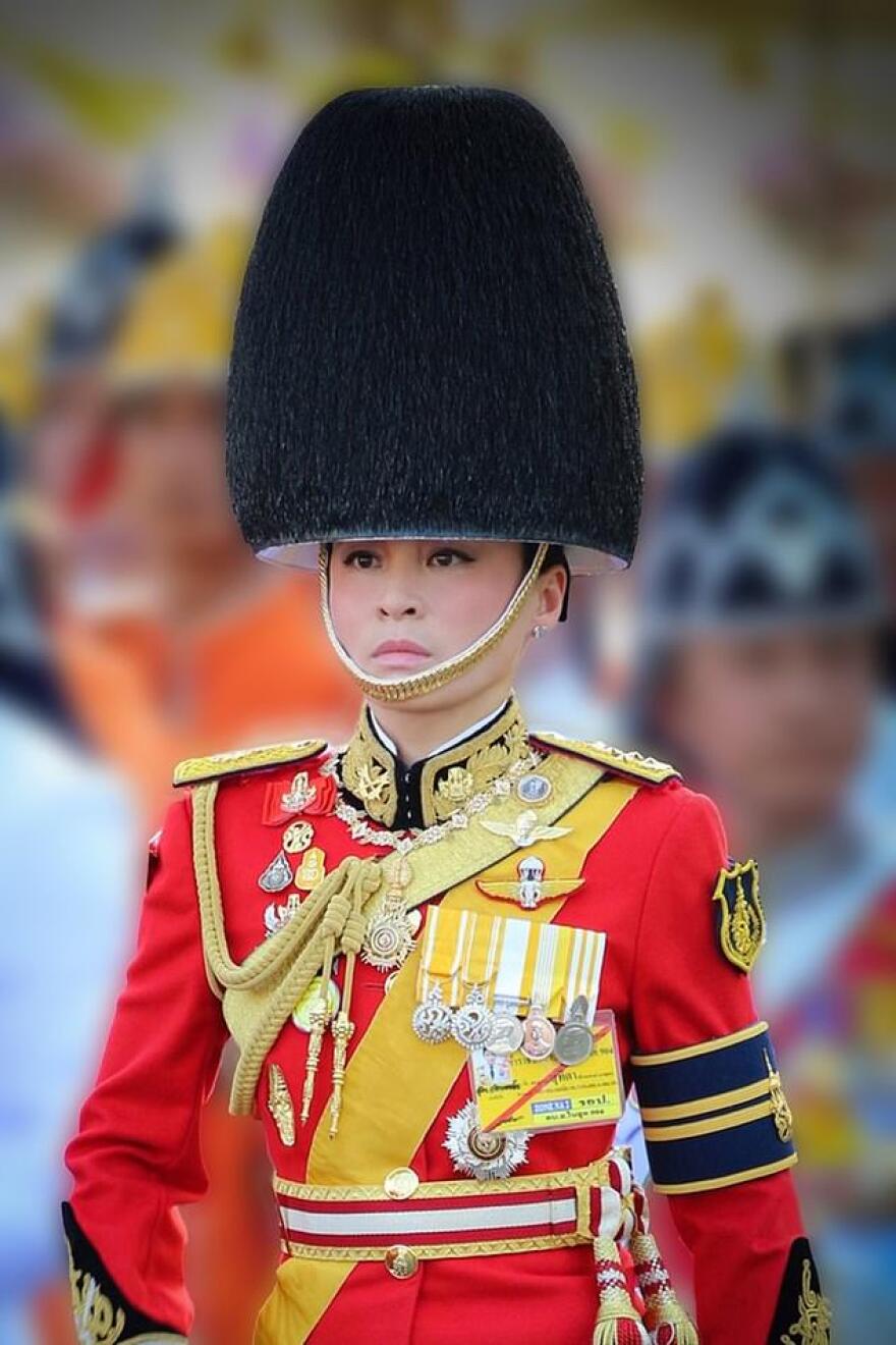 Ταϊλάνδη: H νέα σύζυγος του «βασιλιά με το μπουστάκι» ποζάρει με 20 στολές και... σουρεάλ photoshop!